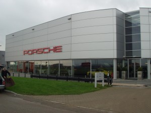 Porsche Centrum Gelderland kreeg er twee nieuwe collega's bij, in Amsterdam en Groningen. 