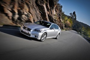 Lexus-GS-450h-Hybrid-dynamisch-2-