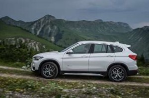 P90190623-the-new-bmw-x1-on-location-pictures-bmw-x1-xdrive25d-with-xline-330px