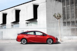 02-Toyota-Prius-emotional-red-16122016