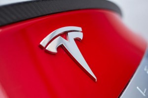Tesla logo op auto