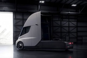 Tesla-Semi-Truck-in hangaar